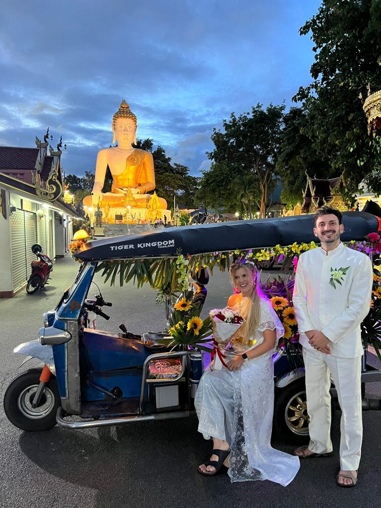 Parejea de novios en tuktuk