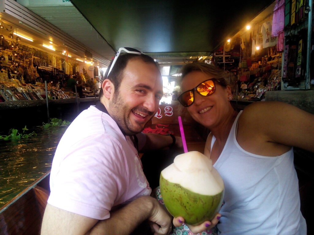 Novios en el mercado flotante